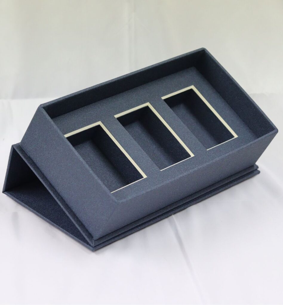 Espositori artigianali su misura per prodotti da minibar - Paper design