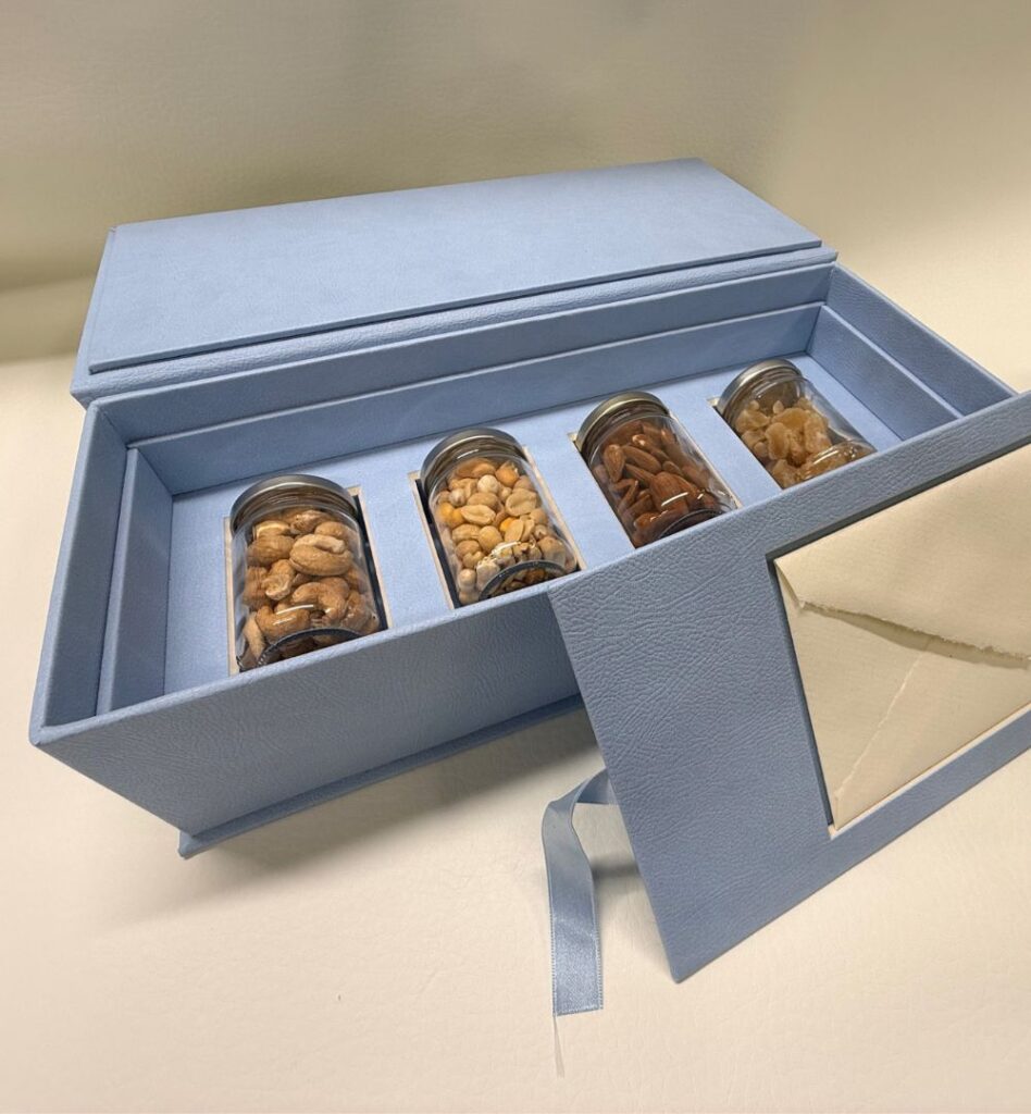 Espositori artigianali su misura per prodotti da minibar - Paper design