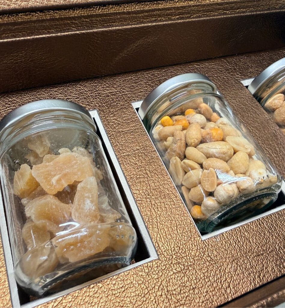 Espositori artigianali su misura per prodotti da minibar - Paper design