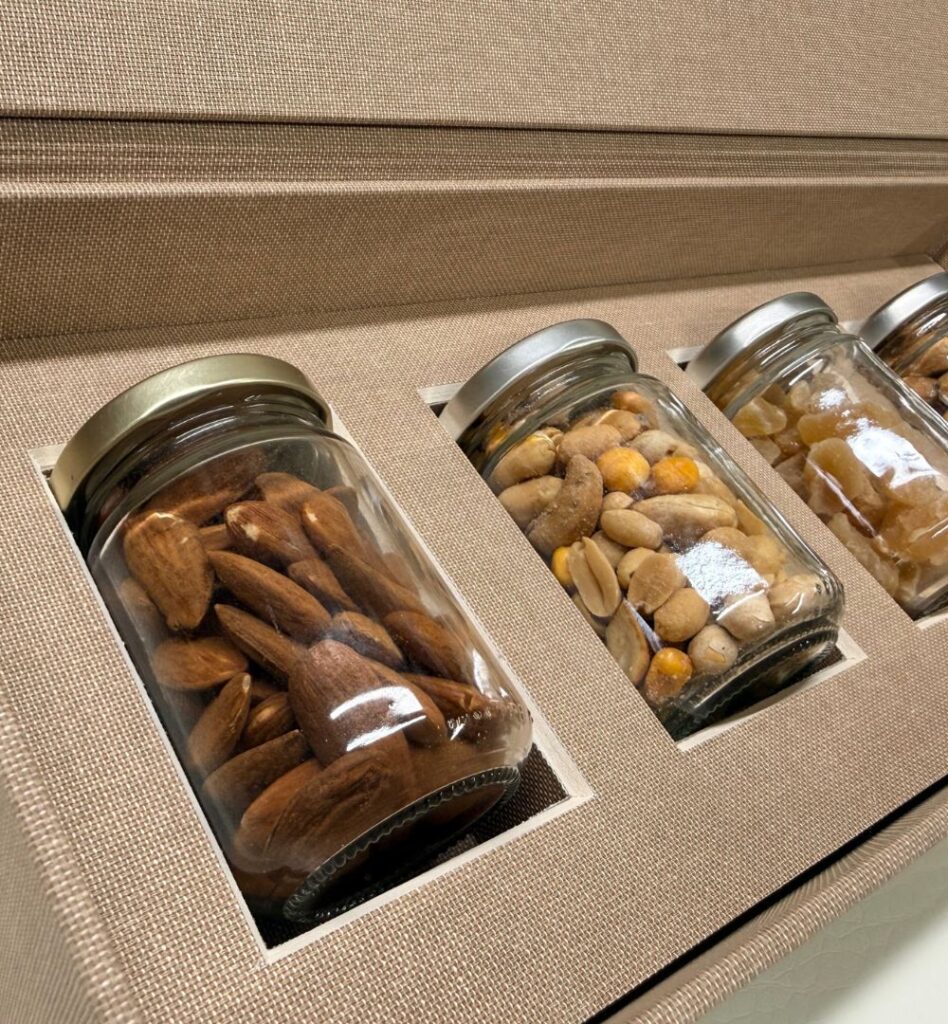 Espositori artigianali su misura per prodotti da minibar - Paper design