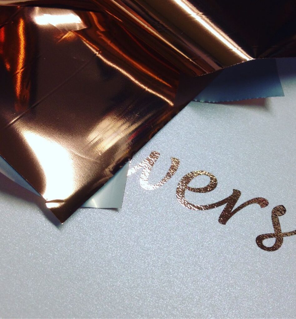 Stampa a caldo e nobilitazione con pastelli metallici - Paper design
