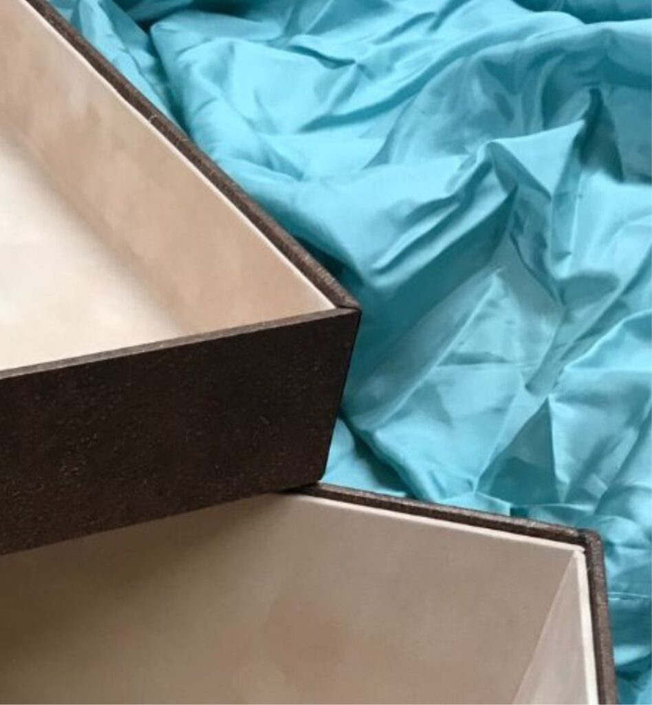 Scatole cabina armadio su misura artigianali con utilizzo di materiali esclusivi, interni in carta velluto floccato - Paper design